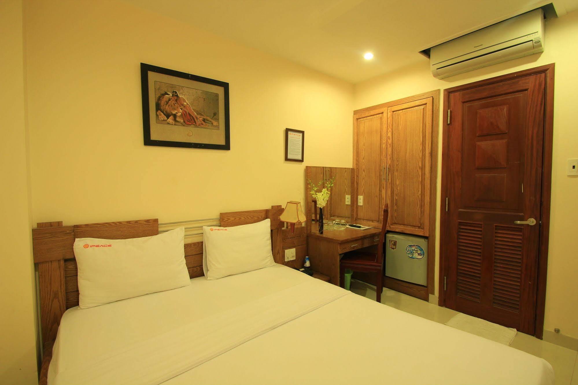 Ipeace Hotel - Bui Vien Walking Street Ho Chi Minh City Exterior photo