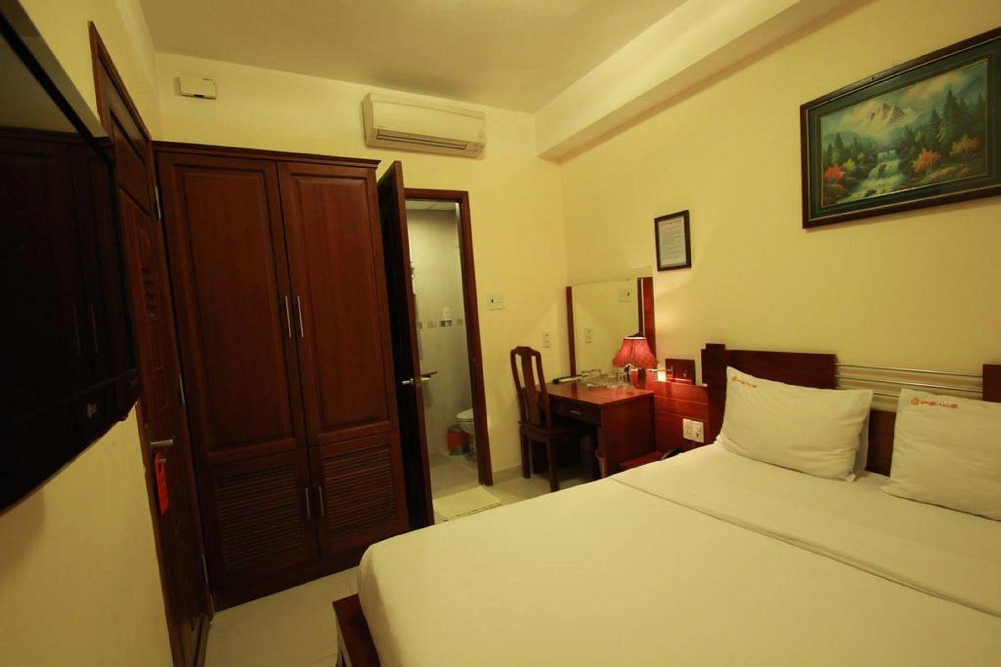 Ipeace Hotel - Bui Vien Walking Street Ho Chi Minh City Exterior photo